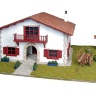 Сборная деревянная модель деревенского дома Artesania Latina Chalet en kit de Caserío con carro, 1/72